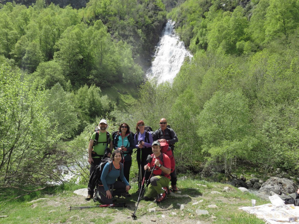El grupo (Lea, Xita, Juany, Olga, Joaquín y Josep) junto a la Cascada de Espigantosa